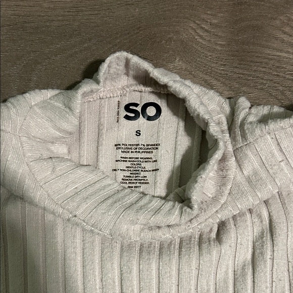 SO Ribbed Knit Top in Light Gray - Picture 2 of 3